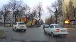 Машина МВД повернула со второго ряда. Видео