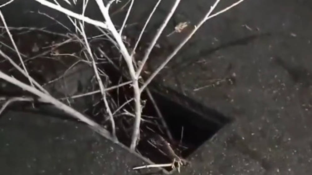 На Кольбаева нет решетки ливнеприемника. Видео