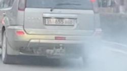 Автомобиль сильно дымит. Видео горожанина
