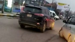 «Рав 4» объезжают пробку по встречке. Видео