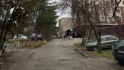 Дорога возле домов на Абая в ужасном состоянии. Фото
