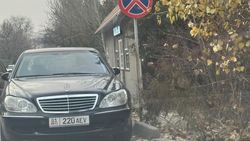 «Мерседес S500» припарковали под знаком «Остановка запрещена». Фото