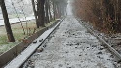 На Каралаева раскопали асфальт на тротуаре и не восстановили. Фото