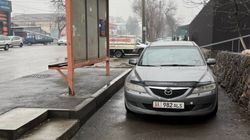 «Мазда» заехала за остановку и припарковалась на тротуаре. Фото