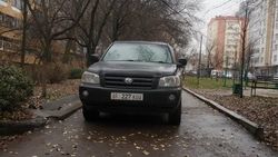 «Тойоту» припарковали на тротуаре. Фото