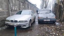 Тротуар по Льва Толстого заставлен машинами. Фото