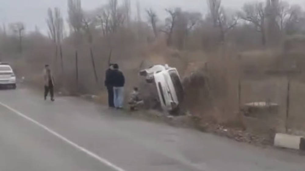 На Объездной дороге машина слетела с дороги. Видео с места ДТП