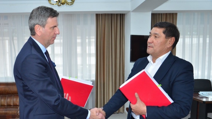 Министр сельского хозяйства Аскарбек Джаныбеков и Виорел Гуцу