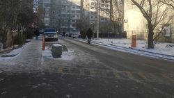 Законно ли установлен шлагбаум в 12 мкр? Фото горожанина