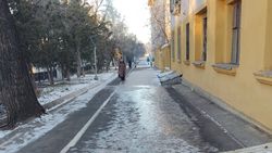 Гололед на тротуаре по Айтматова. Фото