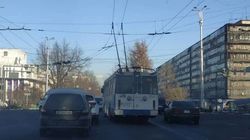 На Манаса троллейбус повернул со второго ряда. Фото горожанина