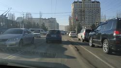 На Сухэ-Батора «волны» на асфальте. Фото