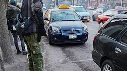 На Жибек Жолу троллейбусы и автобусы не могут подъехать к остановке из-за таксистов. Фото горожанина На Жибек Жолу троллейбусы и автобусы не могут подъехать к остановке из-за таксистов. Фото горожанина