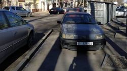 Пассат припарковали на тротуаре. Фото Пассат припарковали на тротуаре. Фото