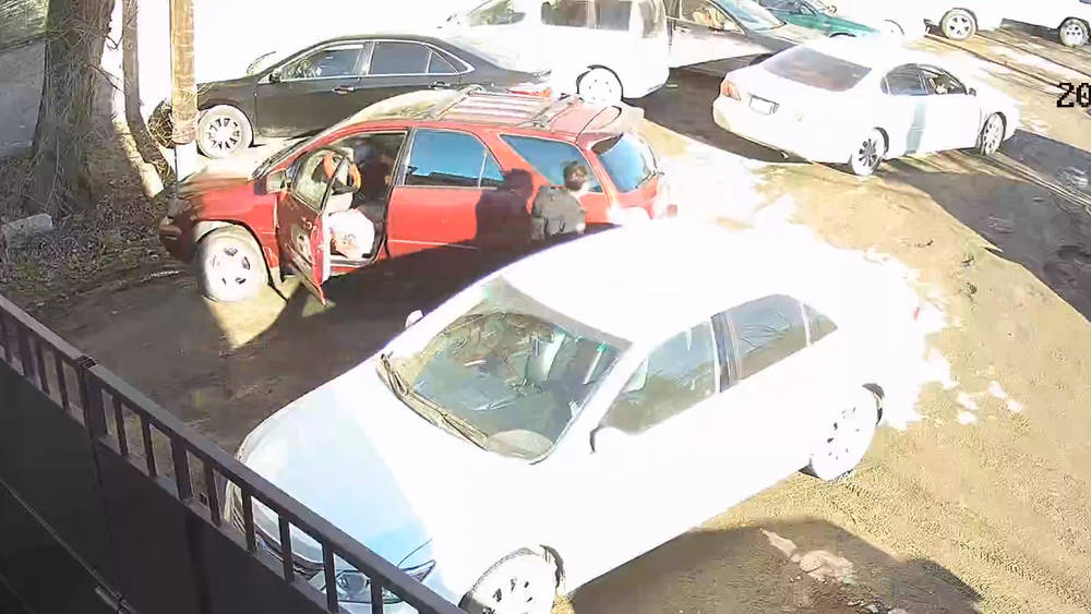 Lexus RX 300, выезжая задом, задел легковушку и уехал с места ДТП. Видео