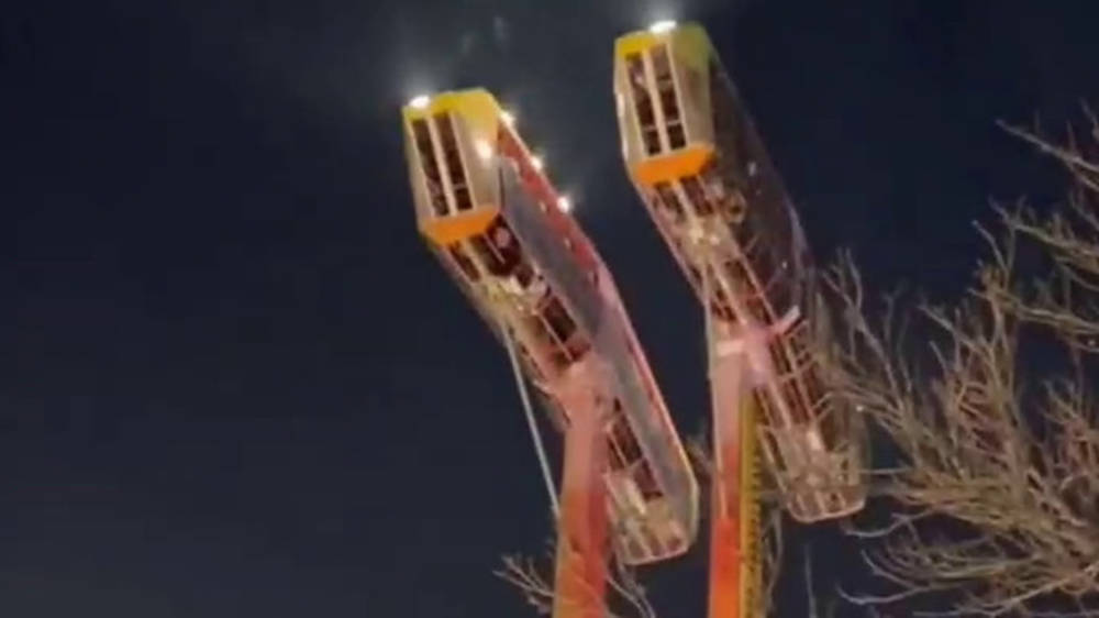 Инцидент в парке «Фламинго»: люди застряли вниз головой на аттракционе «Камикадзе». Видео