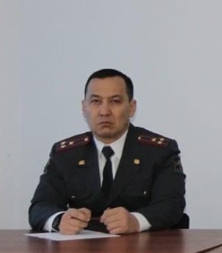 Слева направо: Эрк Тажиев и глава УВД Нарынской области Канат Джумагазиев