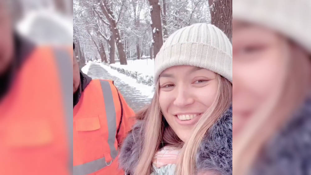 Девушка помогла дворнику убирать снег в парке. Она рассказала, почему так сделала