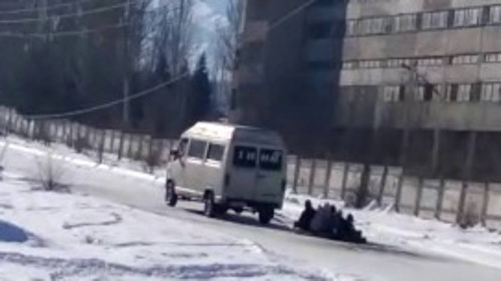 Водитель буса привязал сани и опасно катает детей. Видео