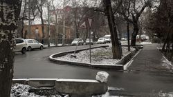 На Калыка Акиева может упасть дорожный знак. Фото