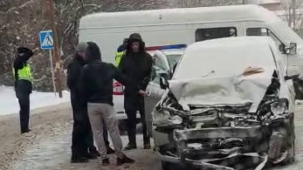 В жилмассиве Көлмө лоб в лоб столкнулись легковушка и бус. Видео с места ДТП