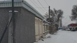 Возле «Бишкексвет» днем горят фонари. Видео