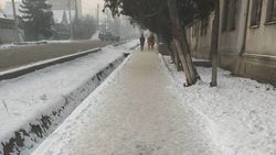 В сквере «Физкультурный» тротуар не очищен от снега. Фото горожанина