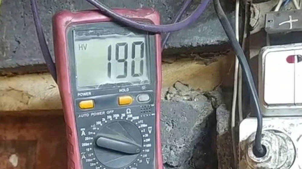 «Закон Ома никто не отменял». В Заречном напряжение в сети не достигает 220V. Видео жителя