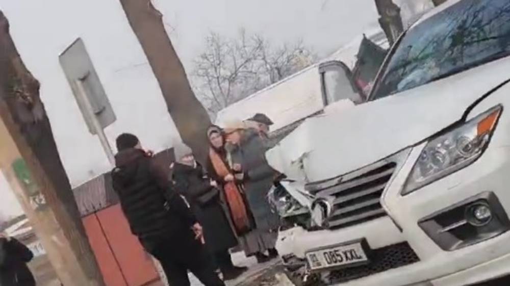 Lexus LX 570 сзади стукнул маршрутку, стоявшую на остановке. Видео с места ДТП