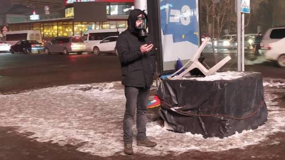В Бишкеке парень ходит в противогазе. Видео