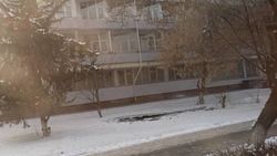 Возле КНУ утечка холодной воды. Фото