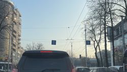 На Манаса—Токтогула днем снова горят фонари. Фото