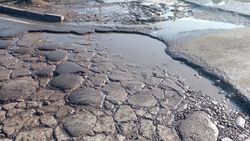 Разбитый асфальт на Кустанаской. Фото