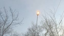 На Манаса днем снова горят фонари. Фото горожанина