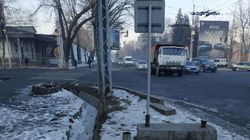 На Жибек Жолу отрезали знак пешеходного светофора. Зачем? - горожанин