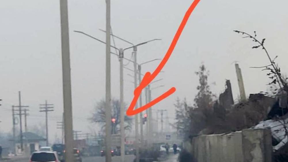 На Льва Толстого заменили аварийный столб, теперь она на 2 метра короче остальных. Фото горожанина