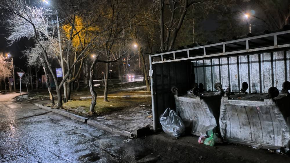 На мусорной площадке в 8 мкр два мусорных бака перевернуты. Почему? - горожанин