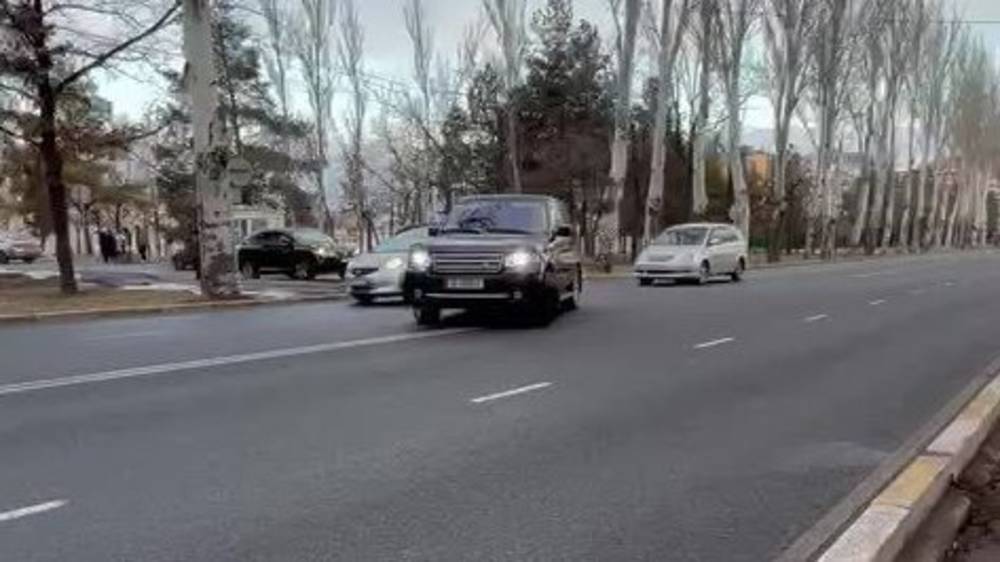 Возле посольства США «Рэндж Ровер» развернулся в неположенном месте. Видео