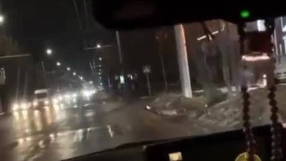 Как 200-й «Крузак» слетел с дороги и врезался в столб. Видео