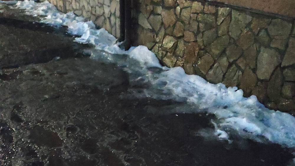 Водосточные трубы чайханы «Хан Казан» топят тротуар. Фото горожанина