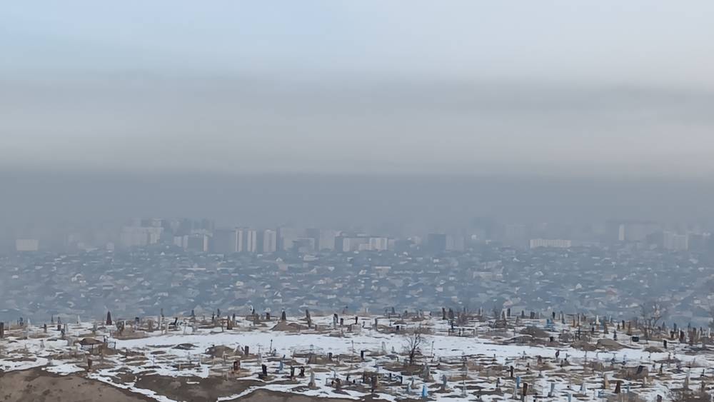 Вид на смог в Бишкеке на фоне кладбища в Ороке. Видео и фото