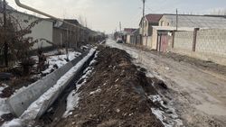 Зачем на узкой улице в Ала-Тоо устанавливают широкие лотки? - житель
