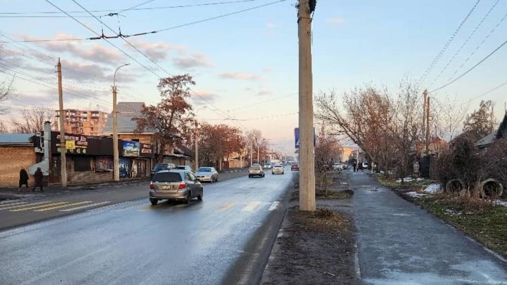 На Гагарина знак «зебры» закрыт бетонным столбом. Фото горожанина
