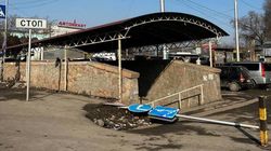 Возле Восточного автовокзала упал дорожный знак. Фото