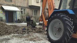 Во дворе дома на Пишкеке образовалась яма. Там недавно ремонтировали трубы. Фото горожанина