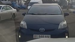 На Элебесова «Тойота» выехала на встречку и создала затор. Видео
