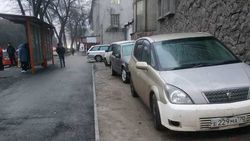 На Жибек Жолу водители продолжают парковаться в неположенном месте. Фото