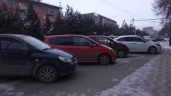В Оше машины паркуют на тротуаре. Фото В Оше машины паркуют на тротуаре. Фото