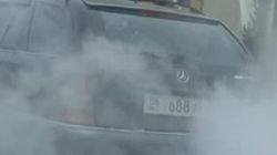 В Оше «Мерседес» сильно дымит. Видео горожанина В Оше «Мерседес» сильно дымит. Видео горожанина