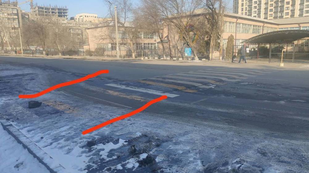 Возле школы №4 на Огонбаева водители объезжают искусственную неровность по обочине. Фото горожанина